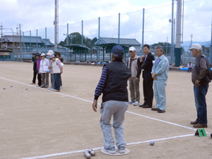 田原本町合併60周年記念第18回田原本町老人ペタンク大会開会式の写真