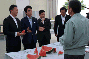 小泉進次郎さんの萩原農場視察をお出迎え