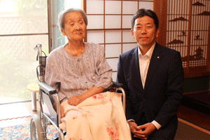 最長寿の方へ敬老のお祝い品を贈呈1