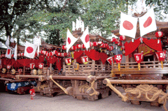池神社の秋祭りで山車が並んでいる写真