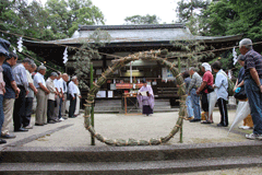 村屋神社の茅の輪をくぐりの写真