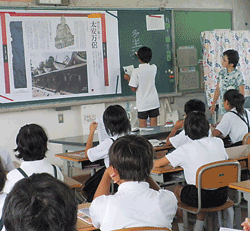 南小学校の古事記の授業風景の写真