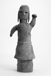笹鉾山2号墳から出土した左手を挙げた人物埴輪の写真（2枚め）