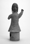 笹鉾山2号墳から出土した左手を挙げた人物埴輪の写真（1枚め）