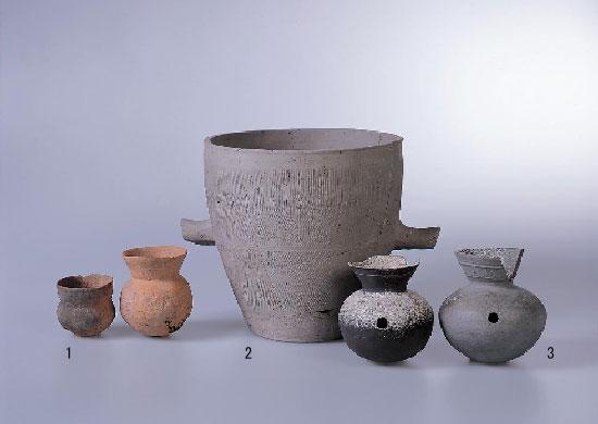 土師器(壷2点)・須恵器(甑)・須恵器(ハソウ2点)