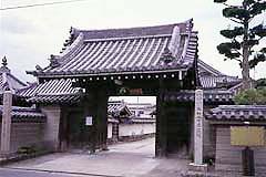 本誓寺の入口から見た外観写真