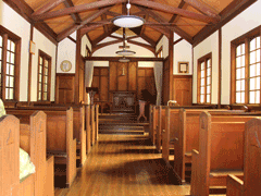 日本聖公会田原本聖救主教会の室内の写真