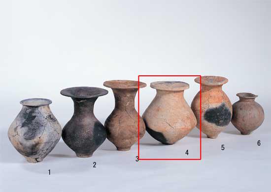 複数の広口壺の写真