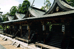 多神社本殿の第1殿から第4殿まで四殿配置全体の写真