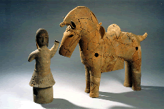 笹鉾山古墳2号墳の周濠から出土された馬子と飾り馬のセットの写真