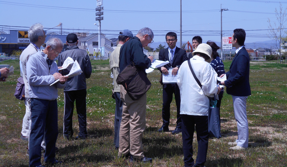 公園でガイド研修を受ける様子