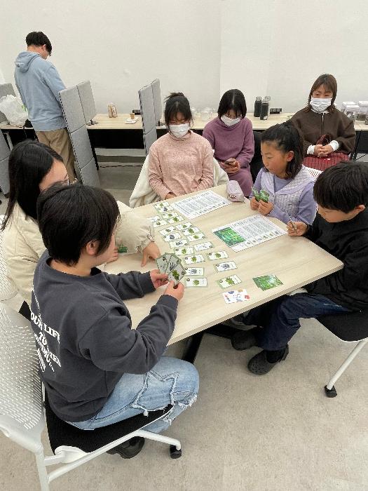こどもたちがカードゲームをとおしてハーブティーの調合企画をする様子