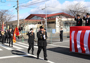 奈良県消防協会磯城支部消防出初式での分列行進の様子の写真