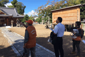 森町長の町観光協会の観光ボランティアガイドの案内で津島神社や浄照寺を見学した写真