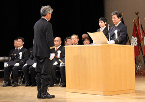 防災活動に功労のあった消防団員を表彰している写真