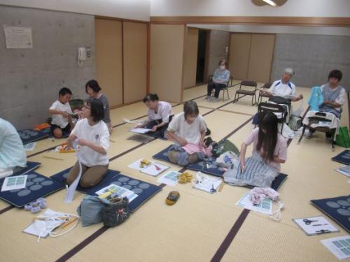 Tシャツを切る様子
