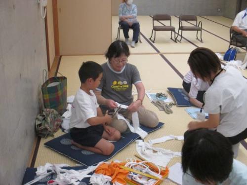 Tシャツを切る様子
