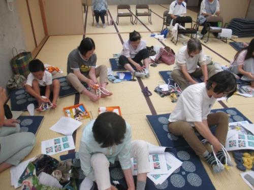 編む様子