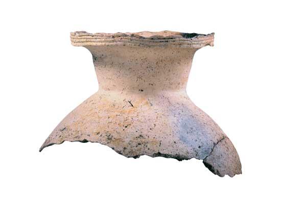 紀伊地方からもたらされた広口壷の写真。胴上部から口縁部にかけてが残存している。