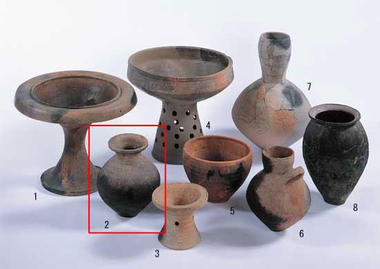 （写真）1高坏、2広口壺、3器台、4台付鉢、5鉢、6水差形土器、7細頸壺、8甕が陳列されており、2のみ赤線で囲われている