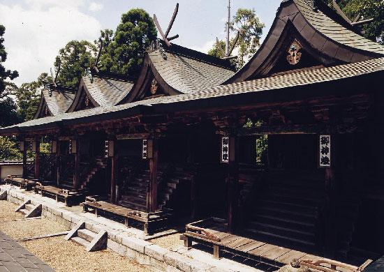 天気の良い日の多坐弥志理都比古神社本殿の写真