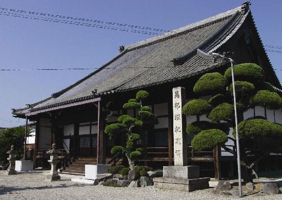天気の良い日の浄照寺本堂の斜めからの写真