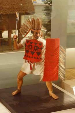 戈と赤い盾を持つ人物の模型の写真