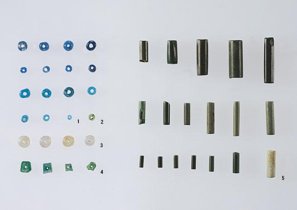ヒスイ製の丸玉・ガラス製の丸玉・水晶製の丸玉・泥岩製の管玉・碧玉製の管玉の写真