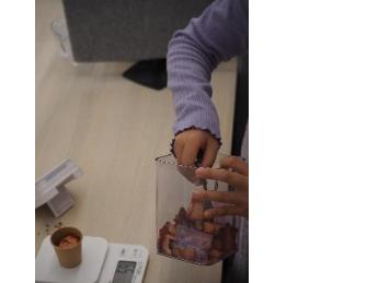 ハーブティーを調合する様子