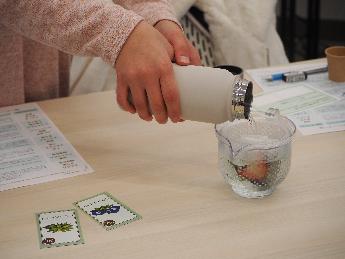 調合したバーブにお湯を注ぐ様子