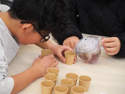 調合したバーブティーを飲み比べる様子