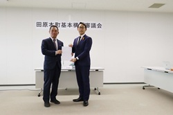 住民基本構想審議会の諮問書提出の様子