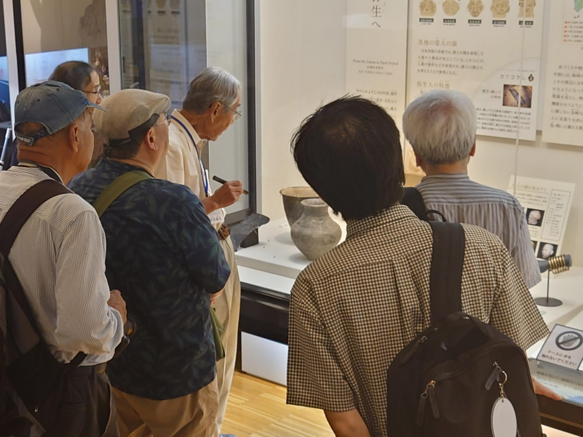 展示解説ガイドの活動の様子